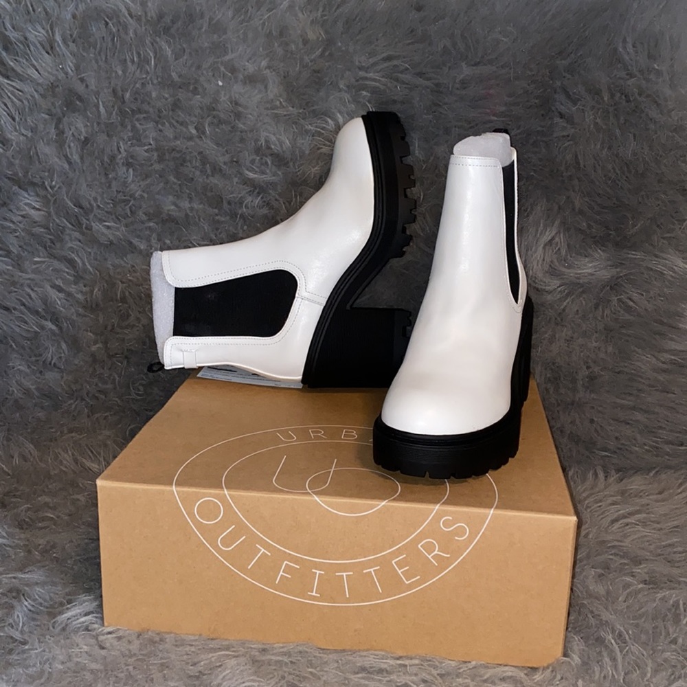 NWT Urban Outfitters Chloe Chelsea white boot - Picture 8 of 9